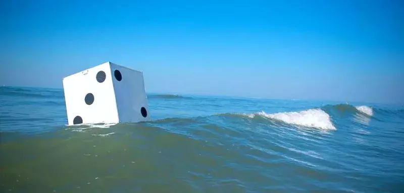 Régis Domergue a confectionné un dès d'un mètre cube qui a traversé le Languedoc-Roussillon, jusqu'à la mer. ( © Régis Domergue)