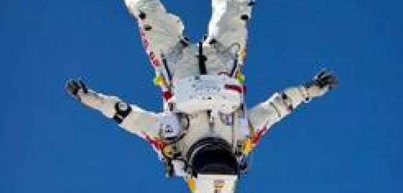 Baumgartner bat le record de la plus haute altitude atteinte par un homme en ballon, du plus haut saut et de la plus grande vitesse en chute libre... (DR)