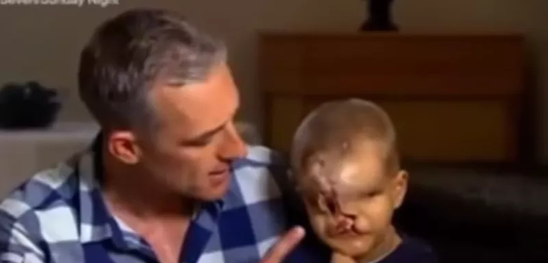 Enfant sans visage, Yahia El Jabaly