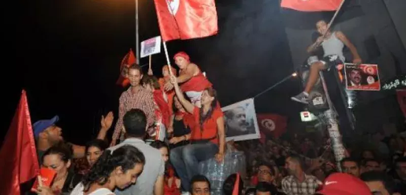 Brandissant des drapeaux tunisiens et des photos de Mohamed Brahmi et Chokri Belaïd, les opposants au pouvoir étaient 40 000 à manifester hier à Tunis. (D R)