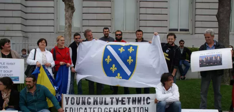 Des dizaines de jeunes d'origine bosnienne et herzégovienne se sont rassemblés devant City Hall, réclamant un seul et unique pays