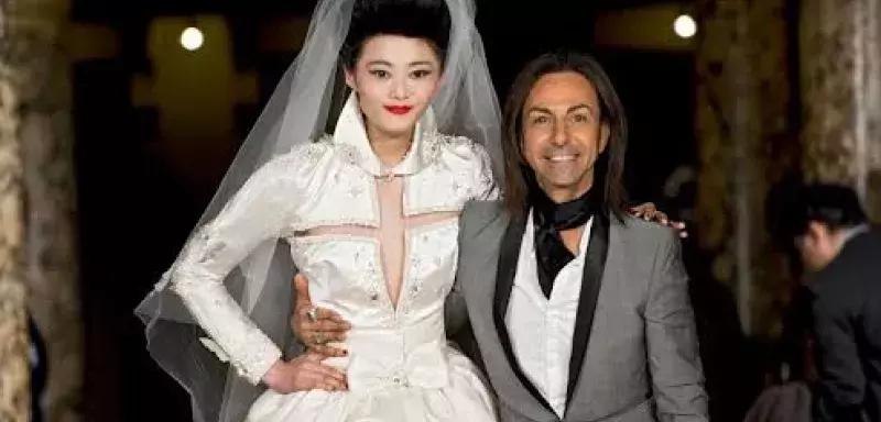 "Et pour la robe de mariée, j’ai eu la chance de travailler en partenariat avec la société japonaise Rieko Perle Concept qui m’a fourni plus de 1000 perles d’Acoya (les plus réputées) pour la broderie du bustier." (Jean Doucet)