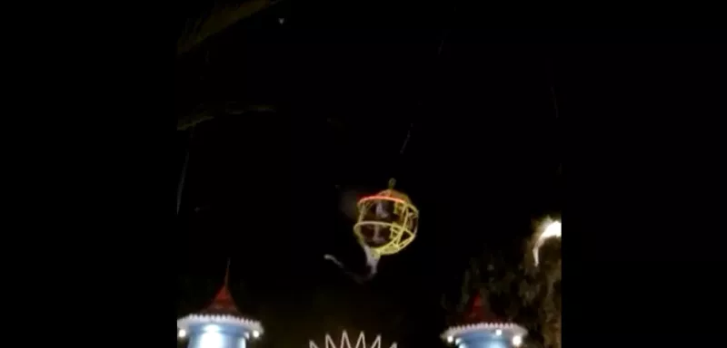 A la 40ème seconde de la vidéo, on voit la boule redescendre et percuter l'un des pieds du manège après que l'une des deux attaches de la boule ait cédée. (Capture d'écran/Hérault H-24)