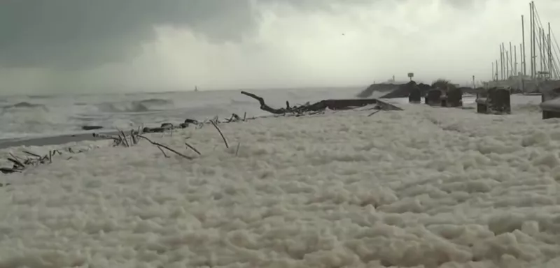 Tempête au Cap d'Agde, l'une des images fortes diffusées en vidéo par les internautes sur YouTube. (Capture d'écran Christine Brandani/YouTube)