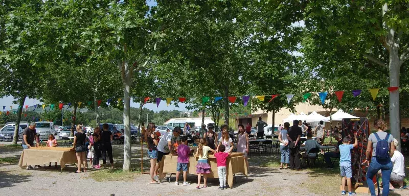 Au lendemain de la fête des voisins, elle aussi célébrée au village, Mireval ne pouvait pas rater une telle occasion de rassembler toutes les générations de la Ville venues se retrouver pour tout simplement jouer à toutes sortes de jeux accessibles à tous, dans une ambiance paisible et  décontractée.