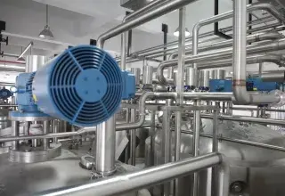 Installation pétrolière et derricks dans le désert