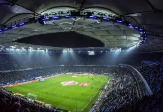 Stade de football illuminé lors d'une compétition internationale