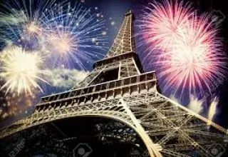 Les Champs-Elysees illumines pour les festivites du Nouvel An a Paris