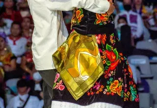 Spectacle de drones lumineux au-dessus d'un port méditerranéen, évoquant le Vieux-Port de Marseille lors du concert Gospel Philharmonic Experience