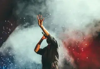 Concert de musique avec scène illuminée et public enthousiaste