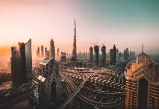 Vue panoramique de Dubai avec sa skyline moderne et le Burj Khalifa