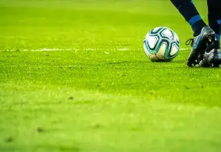 Stade de football éclairé lors d'un match international