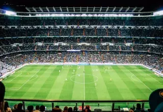 Match de football en soirée dans un stade illuminé
