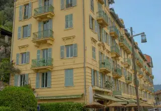 Vue de Nice avec des immeubles aux façades colorées