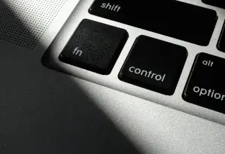 Ordinateur portable affichant des données financières et fiscales