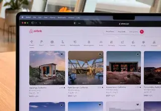 Application Airbnb sur un écran de smartphone