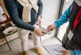 Échange de billets lors d'une transaction financière informelle