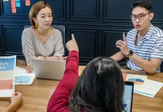 Réunion d'équipe collaborative avec ordinateurs portables et post-it colorés