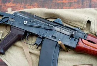 Gros plan sur un fusil militaire avec des munitions sur un fond de toile