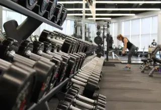 Salle de sport moderne équipée de machines de fitness