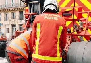 Pompiers de Paris intervenant sur un camion de secours dans une rue de la capitale