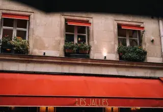 Façade d'un immeuble parisien typique avec ses balcons en fer forgé dans un cadre urbain