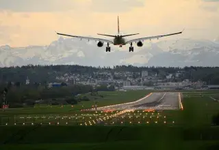 Avion sur une piste d'aéroport
