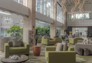 Hall d un hôtel de luxe avec canapés et plantes vertes