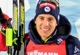 Quentin Fillon Maillet célèbre sa médaille de bronze en mass start aux JO 2026 à Anterselva