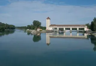 Paysage inondé avec un bâtiment en arrière-plan