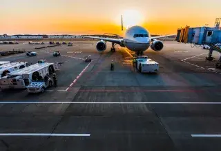 Avion sur le tarmac d'un aéroport