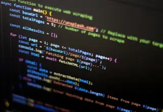 Écran d'ordinateur affichant des lignes de code, symbolisant une cyberattaque