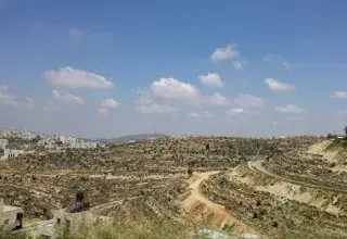 Vue de la Cisjordanie occupée depuis une fenêtre