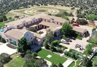 Illustration pour l'article: deux corps enterrés dans le ranch de Jeffrey Epstein au Nouveau-Mexique