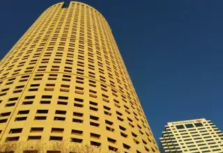 Vue en contre-plongée de gratte-ciels financiers à Tampa sous un ciel bleu, symbole de Wall Street