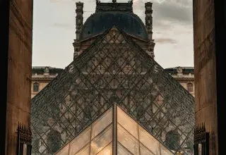 Vue extérieure du musée du Louvre et de sa pyramide de verre à Paris