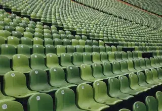 Sièges vides dans un stade de football