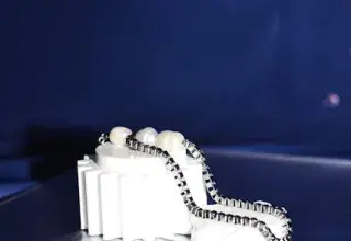 Bijoux exposés dans une vitrine de bijouterie