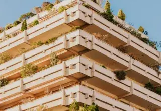Un immeuble moderne à Toulouse avec des balcons végétalisés illustrant l'architecture résidentielle contemporaine