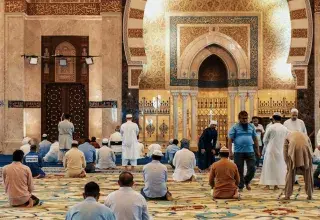 Des hommes en prière dans une mosquée pendant le mois de Ramadan
