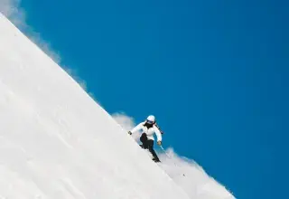 Snowboardeur sur une piste enneigée lors d'une compétition olympique d'hiver