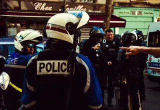 Voiture de police française en intervention