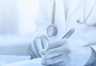 Robot humanoïde symbolisant l'intelligence artificielle face aux métiers intellectuels