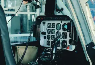 Vue détaillée du panneau de contrôle du cockpit d'un avion de chasse avec instruments de navigation