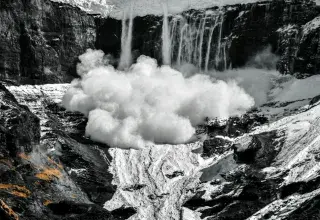 Avalanche en haute montagne dans les Alpes
