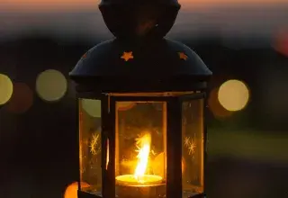 Lanterne traditionnelle illuminée pour le mois sacré du Ramadan