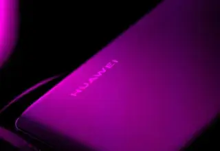 Smartphone Huawei posé sur un tissu noir