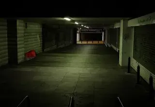 Bâtiment vide pendant la nuit en hiver