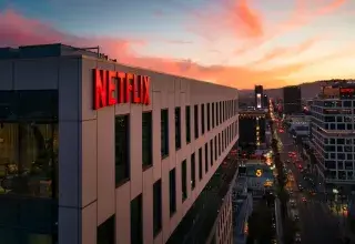 Logo Netflix affiché sur un écran de télévision dans un salon sombre