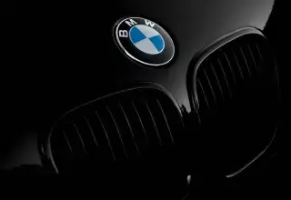 Logo BMW sur le capot d'un véhicule de la marque allemande